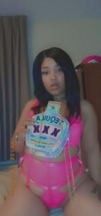 Red Beauty, 23  female escort, Queens