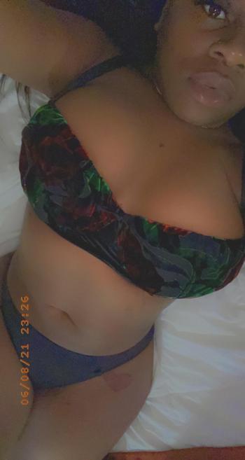 Keys, 26 African American female escort, Queens