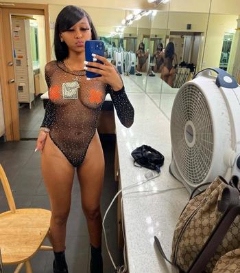 917-998-6628, 23  female escort, Queens