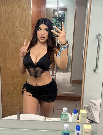 Vivian , 25  female escort, Queens